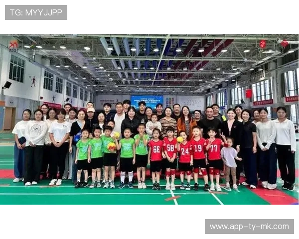 手球运动成为社区健身新方向,专业体验零距离送达居民 手球运动成为社区健身新方向,专业体验零距离送达居民