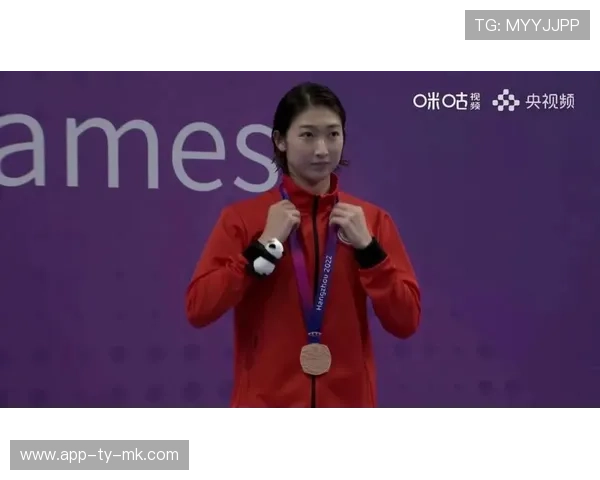 张雨霏赠池江璃花子熊猫玩偶，泳池对手场外温暖互动