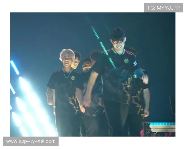 球迷冲入场内庆祝狼队胜利，安保加强