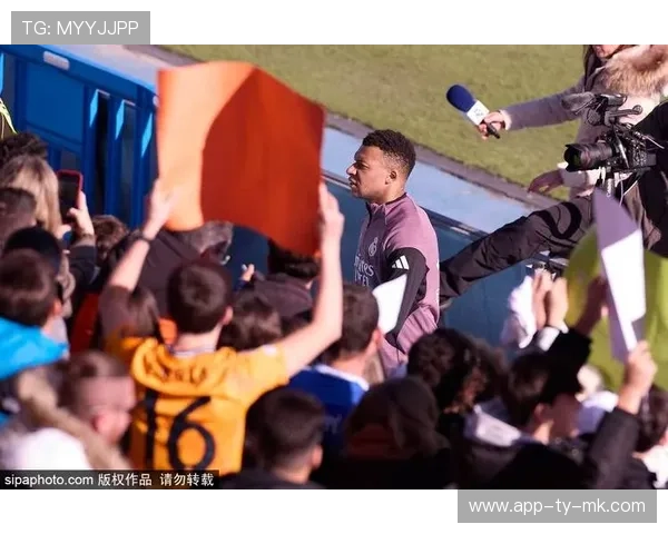 里昂青训小将纳尔泰替补登场，首次触球制造威胁